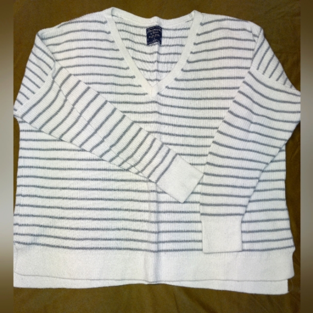 Women's Abercrombie and Fitch grey and white Pullover v-neck sweater. Size Large